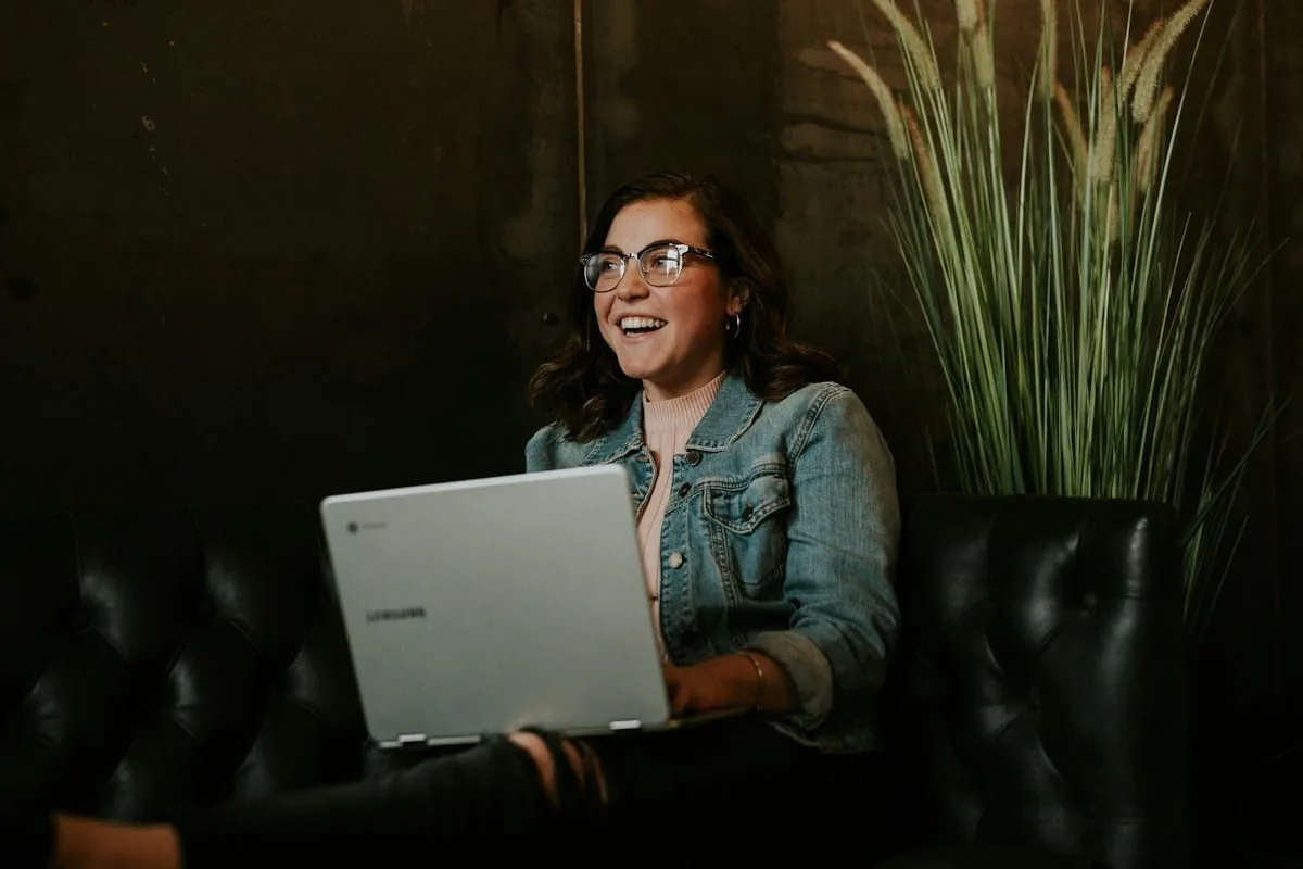 Studentessa al laptop durante sessione di studio per diploma online